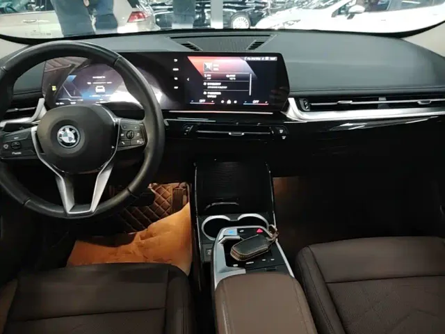 BMW iX1 — Фото автомобиля 13