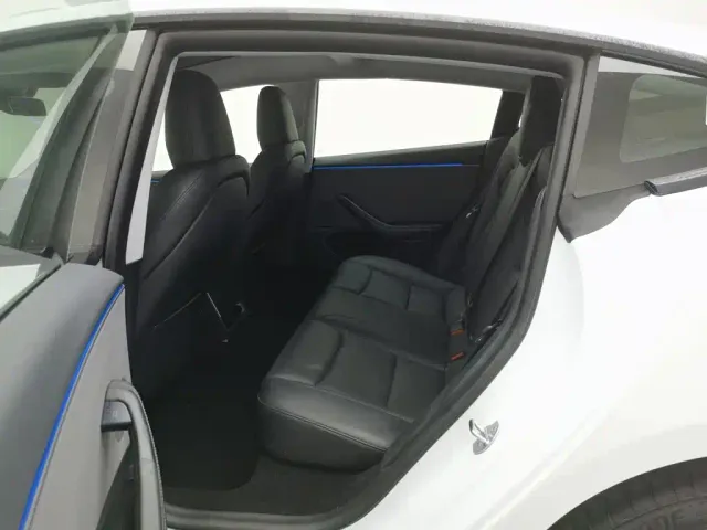 Tesla Model 3 — Фото автомобиля 15