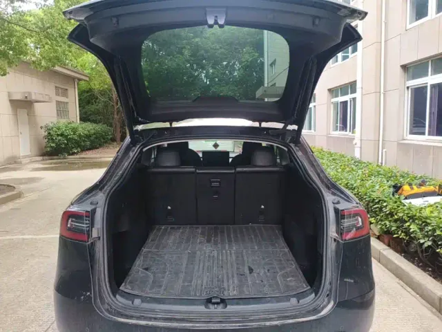 Tesla Model Y — Фото автомобиля 18