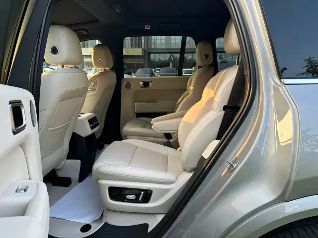 Li Auto L8 — Фото автомобиля 9