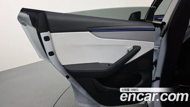 Tesla Model Y — Фото автомобиля 24