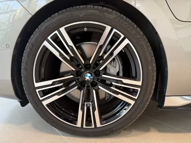 BMW i7 — Фото автомобиля 9