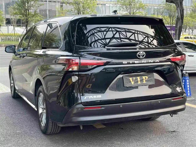 Toyota Sienna — Фото автомобиля 5