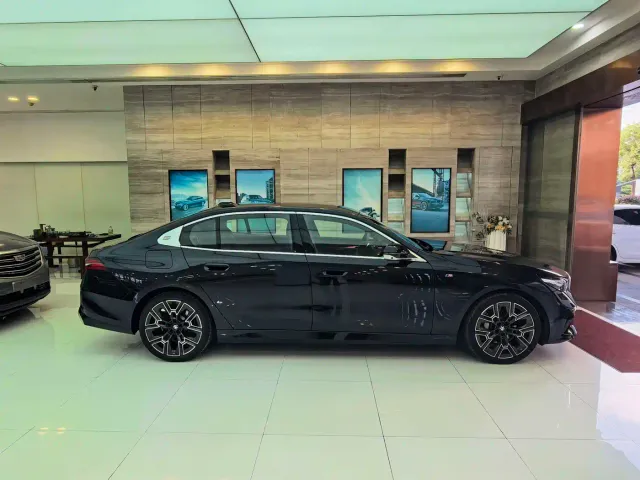 BMW 5 Series — Фото автомобиля 3