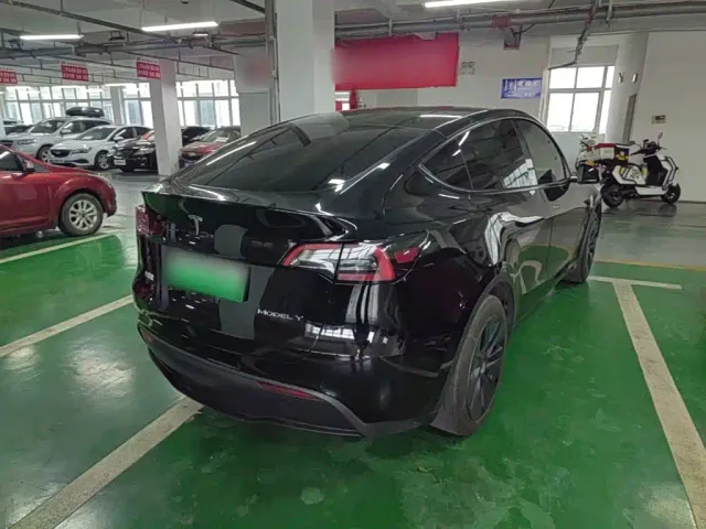 Tesla Model Y — Фото автомобиля 6