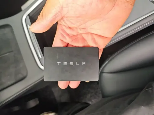 Tesla Model Y — Фото автомобиля 16