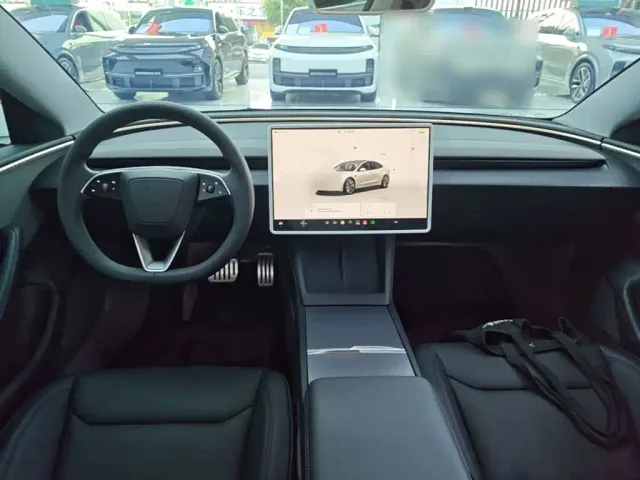 Tesla Model 3 — Фото автомобиля 9