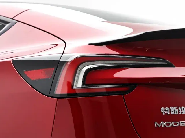 Tesla Model 3 — Фото автомобиля 7