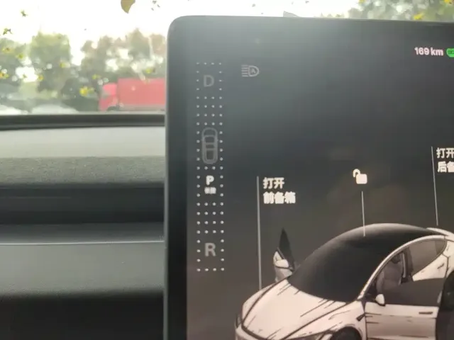 Tesla Model 3 — Фото автомобиля 10