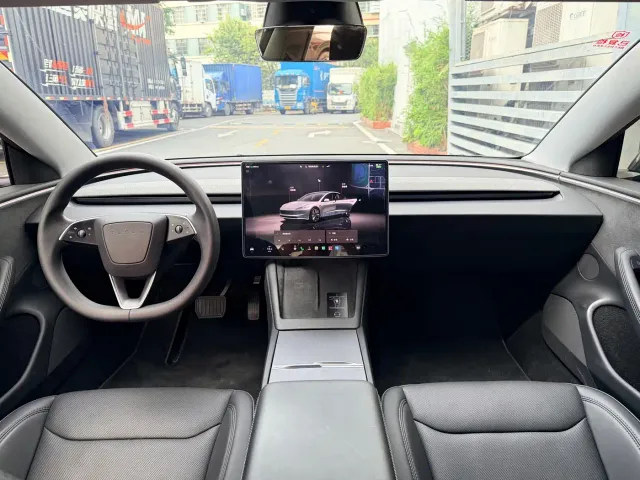 Tesla Model 3 — Фото автомобиля 10