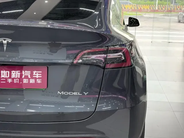 Tesla Model Y — Фото автомобиля 8