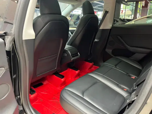 Tesla Model Y — Фото автомобиля 12