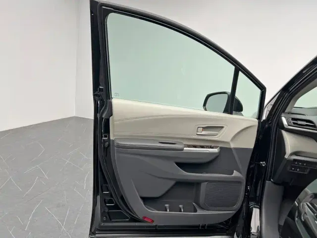 Toyota Sienna — Фото автомобиля 12