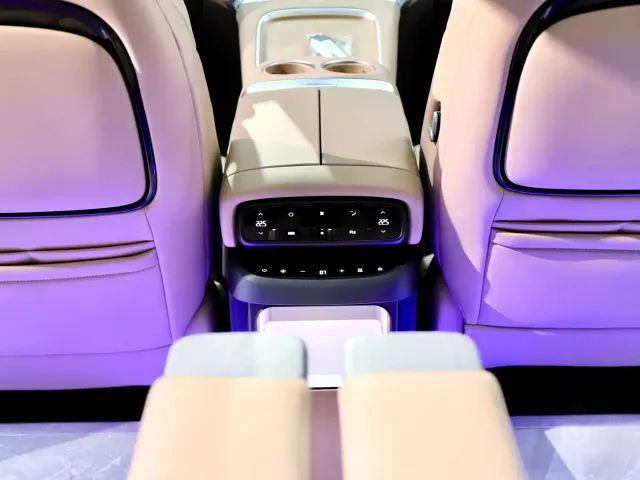 Xpeng X9 — Фото автомобиля 20