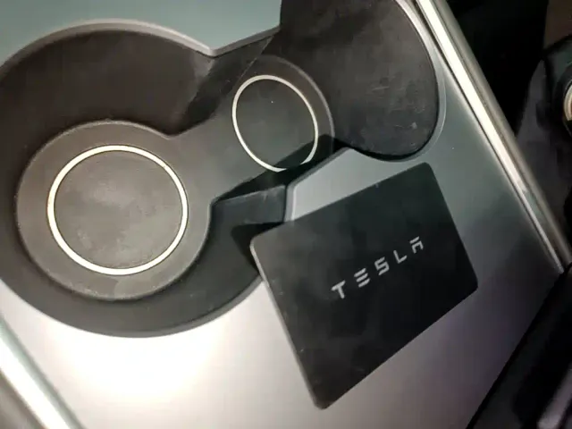 Tesla Model 3 — Фото автомобиля 8