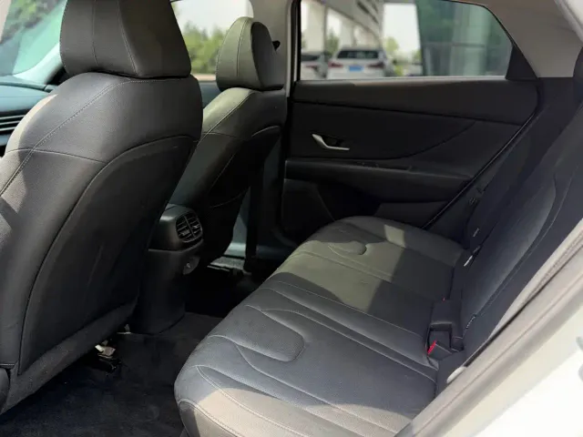 Hyundai Elantra — Фото автомобиля 15