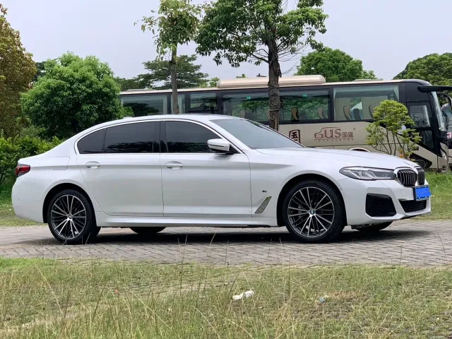 BMW 5 Series — Фото автомобиля 3