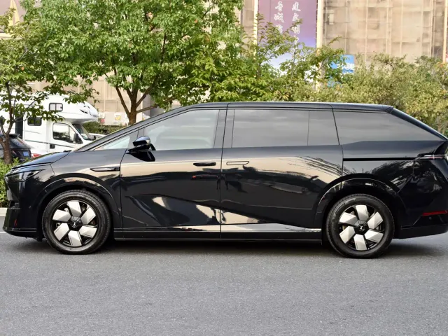 Xpeng X9 — Фото автомобиля 2