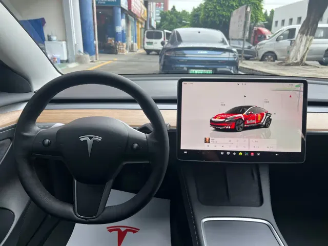 Tesla Model 3 — Фото автомобиля 12