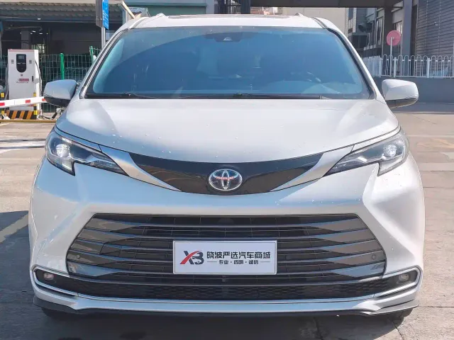 Toyota Sienna — Фото автомобиля 2