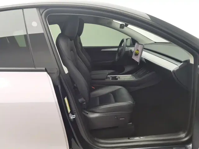 Tesla Model Y — Фото автомобиля 23