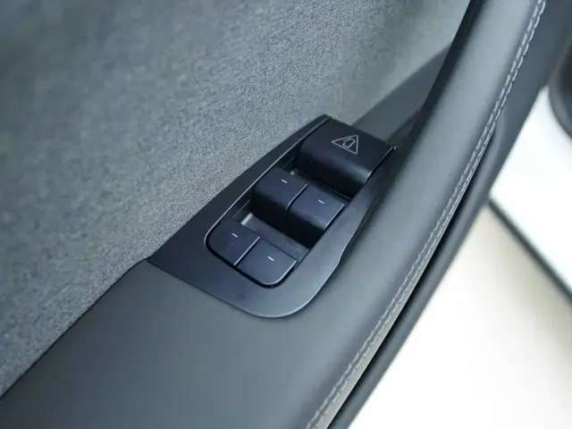 Tesla Model Y — Фото автомобиля 10