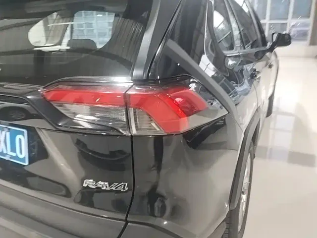 Toyota RAV4 — Фото автомобиля 7