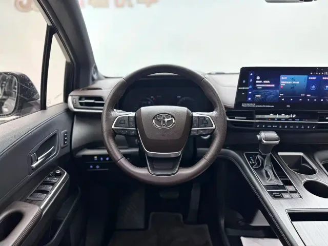 Toyota Sienna — Фото автомобиля 12