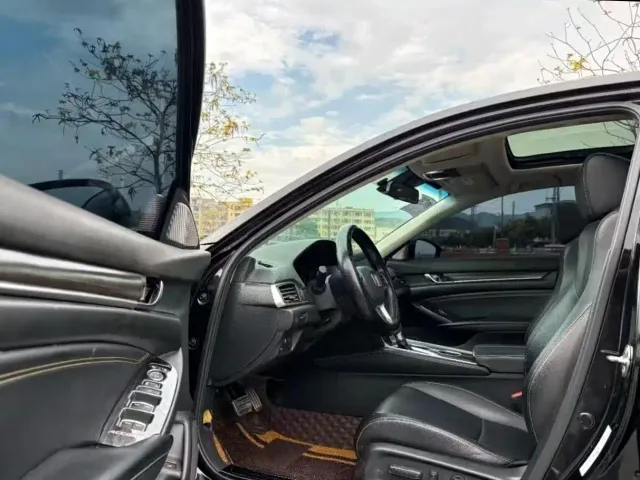 Honda Accord — Фото автомобиля 3