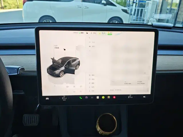 Tesla Model Y — Фото автомобиля 3