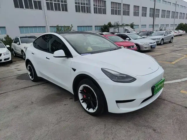 Tesla Model Y — Фото автомобиля 3