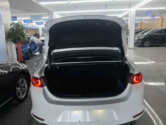 Mazda Axela — Фото автомобиля 14