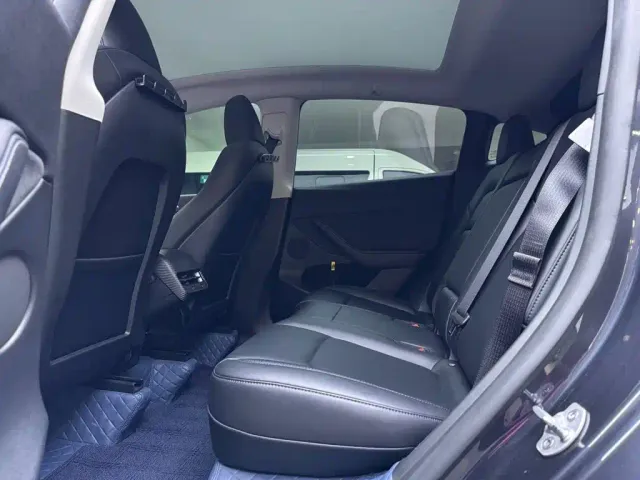 Tesla Model Y — Фото автомобиля 12