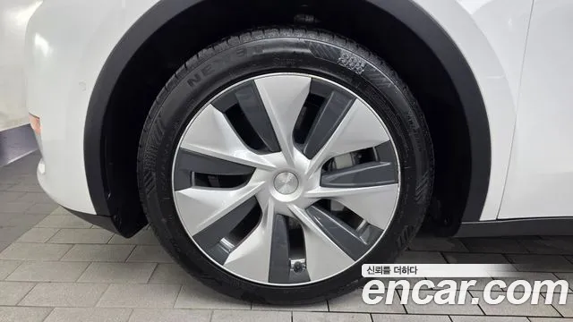 Tesla Model Y — Фото автомобиля 5