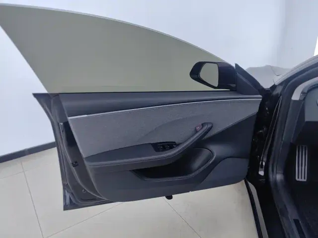 Tesla Model 3 — Фото автомобиля 7