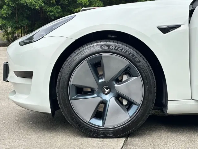 Tesla Model 3 — Фото автомобиля 16