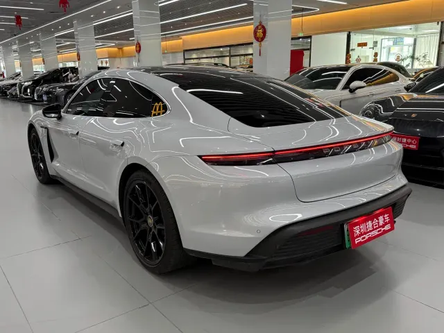 Porsche Taycan — Фото автомобиля 4