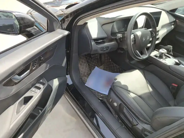 Hongqi E-QM5 — Фото автомобиля 15