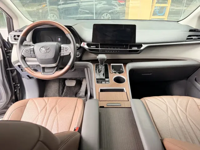 Toyota Sienna — Фото автомобиля 3