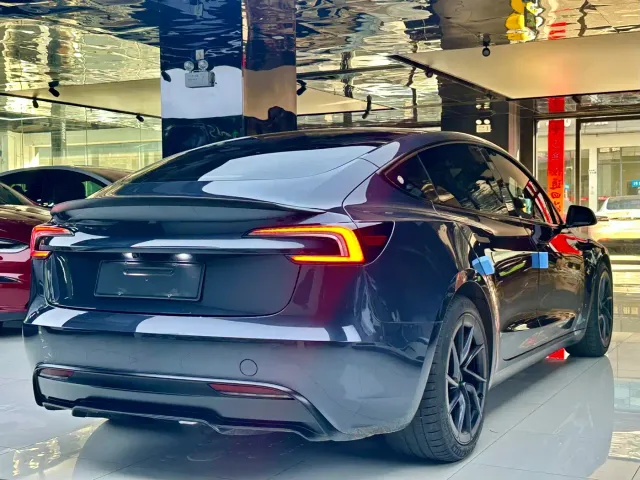 Tesla Model 3 — Фото автомобиля 15