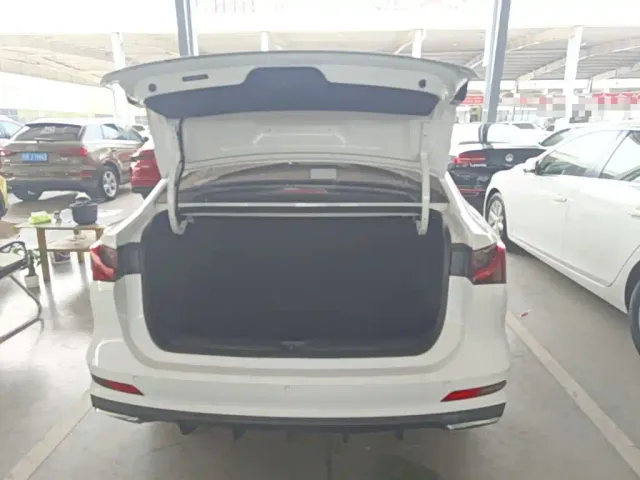Roewe i5 — Фото автомобиля 18