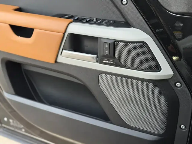 Land Rover Defender — Фото автомобиля 5