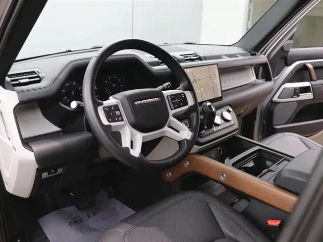 Land Rover Defender — Фото автомобиля 15