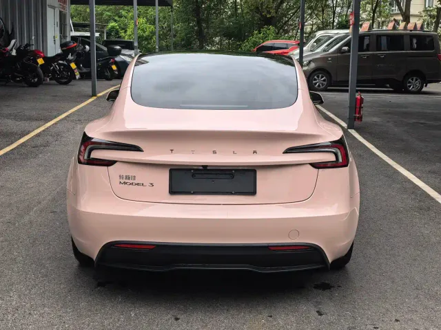 Tesla Model 3 — Фото автомобиля 5