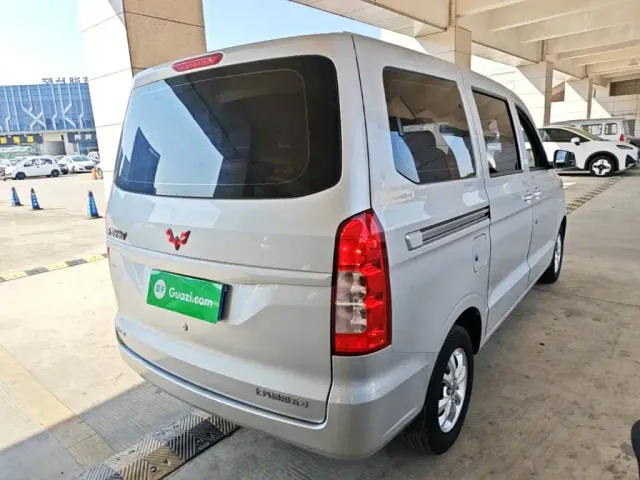 Wuling Hongguang V — Фото автомобиля 6