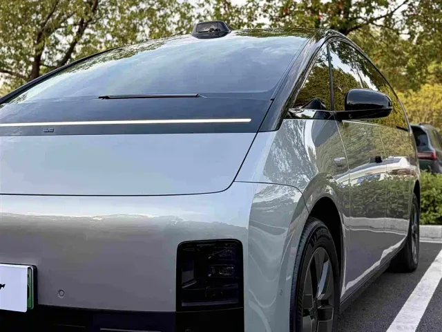 Li Auto MEGA — Фото автомобиля 3