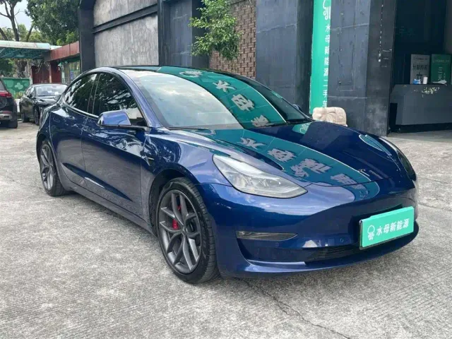 Tesla Model 3 — Фото автомобиля 10