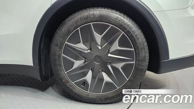 Tesla Model Y — Фото автомобиля 6