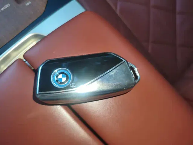BMW iX — Фото автомобиля 8