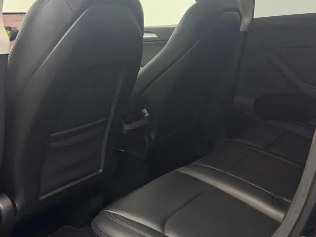 Tesla Model Y — Фото автомобиля 16